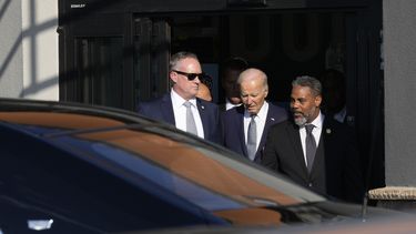 El presidente Joe Biden con el representante Steve Horsford (demócrata por Nevada) tras visitar Marios Westside Market en Las Vegas, el 16 de julio del 2024. (Foto AP/Susan Walsh)