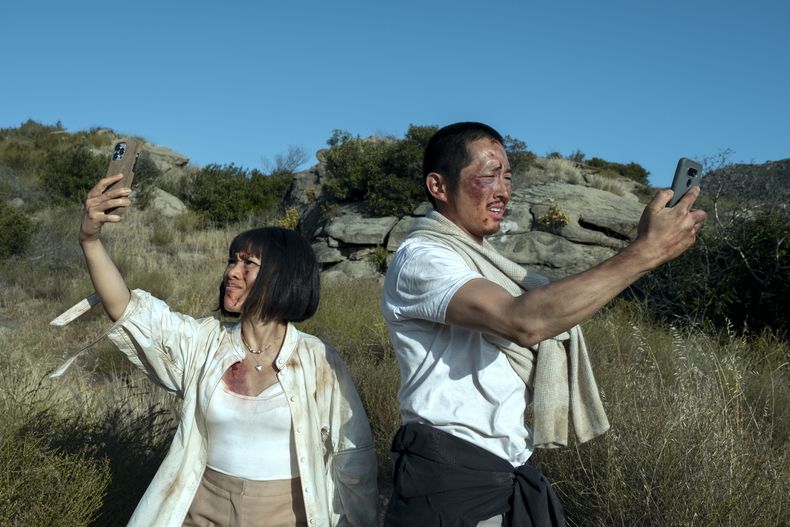 En esta imagen proporcionada por Netflix, Ali Wong, izquierda, y Steven Yeun en una escena de Beef. (Andrew Cooper/Netflix vía AP)