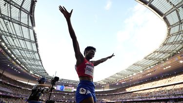 La dominicana Marileidy Paulino celebra tras ganar los 400 metros en el atletismo de los Juegos Olímpicos de París, el viernes 9 de agosto de 2024, en Saint-Denis, Francia. (AP Foto/Ashley Landis)