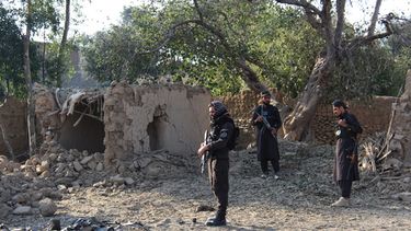 Agentes de seguridad talibanes inspeccionan el lugar de lo que, según funcionarios talibanes, fueron ataques aéreos pakistaníes en la provincia deJost, Afganistán, el jueves 24 de septiembre de 2026. (AP Foto/Saifullah Zahir)