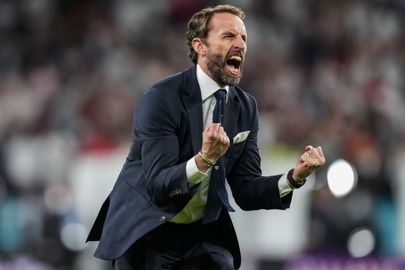 ARCHIVO - Foto del miércoles 7 de julio del 2021, el entrenador de la selección inglesa Gareth Southgate celebra tras ganar la semifinal de la Euro 2020 ante Dinamarca. (AP Foto/Frank Augstein, Pool, Archivo)
