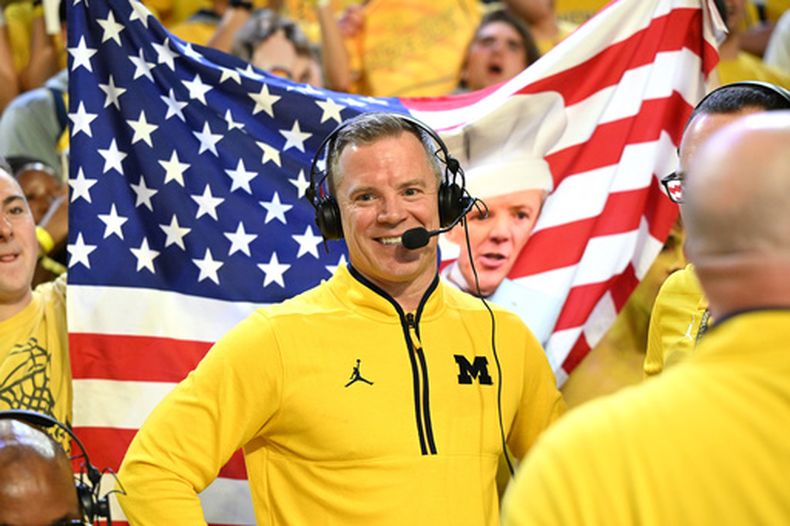 ARCHIVO - Foto del 8 de marzo del 2026, el entrenador de Michigan Dusty may habla con la prensa tras la victoria ante Michigan State. (AP Foto/Lon Horwedel, Archivo)