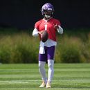 El quarterback de los Vikings de Minnesota, Kyler Murray, se encuentra en el campo durante el campamento de entrenamiento del equipo de fútbol americano, el sábado 1 de agosto de 2026, en Eagan, Minnesota. (Foto AP/Abbie Parr)