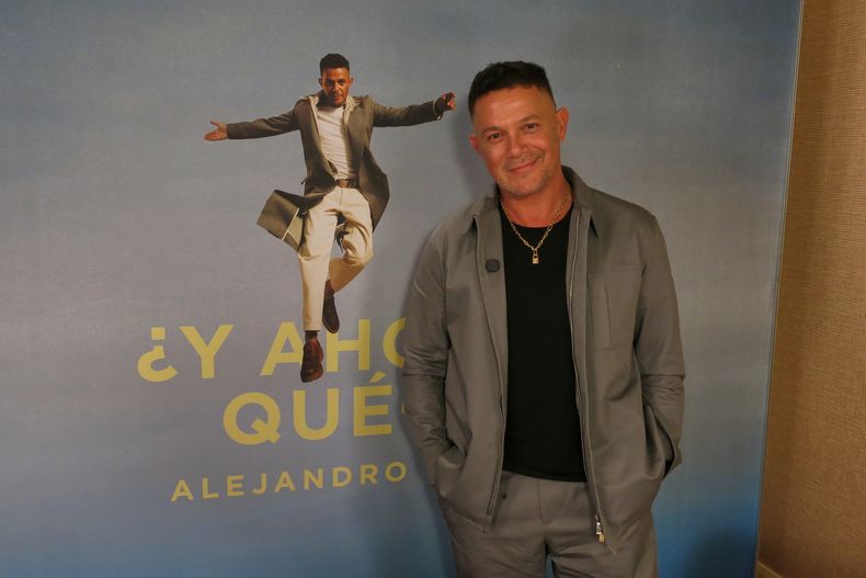 El cantautor español Alejandro Sanz posa para un retrato durante una entrevista sobre su álbum ¿Y ahora qué +? en Las Vegas, el martes 11 de noviembre de 2025. (Foto AP/Berenice Bautista)