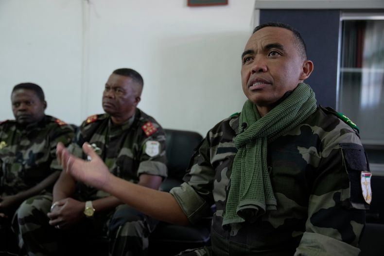 El comandante de la unidad militar de élite CAPSAT, el coronel Michael Randrianirina, habla durante una entrevista con The Associated Press, en Antananarivo, Madagascar, el 15 de octubre de 2025. (AP Foto/Brian Inganga)