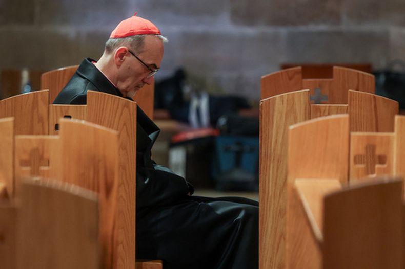 El cardenal Pierbattista Pizzaballa, patriarca latino de Jerusalén, se sienta en la iglesia de Todas las Naciones durante el Domingo de Ramos, en Jerusalén, el domingo 29 de marzo de 2026. (Ammar Awad/Pool Photo vía AP)