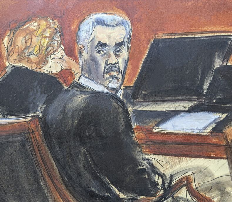 Sean Diddy Combs, a la derecha, se da vuelta y mira a la audiencia durante la selección del jurado en el tribunal federal de Manhattan, el lunes 5 de mayo de 2025, en Nueva York. (Elizabeth Williams via AP)