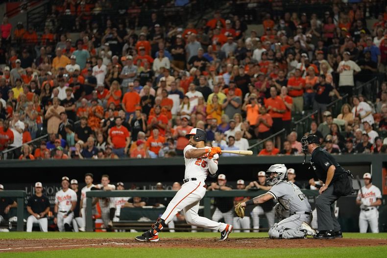 El venezolano Anthony Santander, de los Orioles de Baltimore, batea un doble en el juego del martes 29 de agosto de 2023, ante los Medias Blancas de Chicago (AP Foto/Julio Cortez)