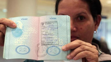 burocracia ecuatoriana hace la vida dificil a los cubanos