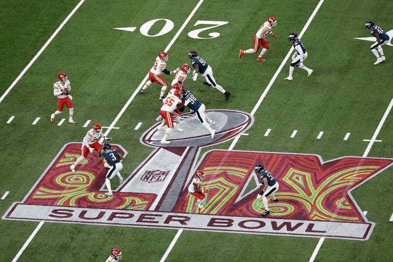 ARCHIVO - En esta foto del 9 de febrero de 2025, el quarterback de los Chiefs de Kansas City Patrick Mahomes observa antes de lanzar el balón ante los Eagles de Filadelfia en el Super Bowl, en Nueva Orleans. (AP Foto/Adam Hunger)