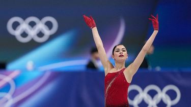 ARCHIVO - Foto del 19 de febrero del 2026, Adeliia Petrosian que participa como atleta neutral, compite en el programa libre de patinaje en los Juegos Olímpicos de Invierno. (AP Foto/Natacha Pisarenko, Archivo)