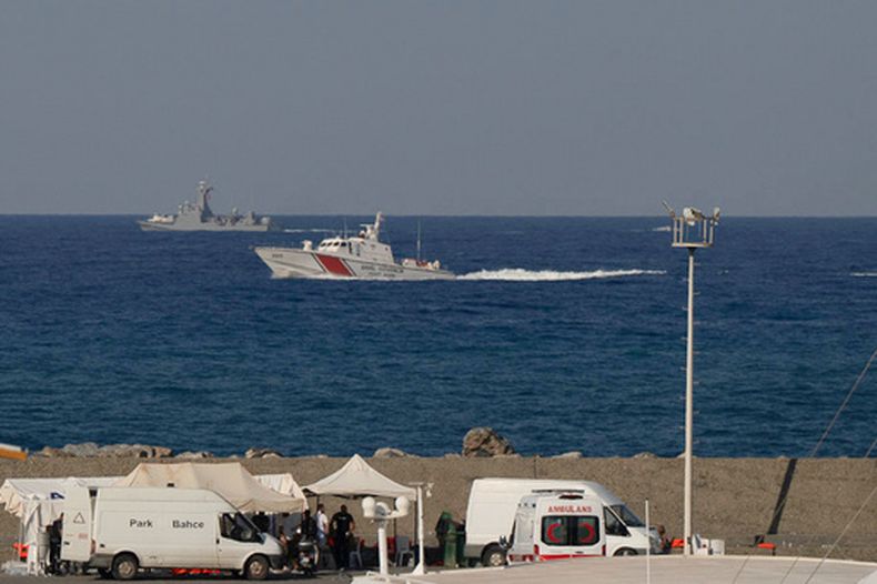 Barcos navegan cerca del puerto de Kyrenia y una ambulancia está estacionada en la zona de Chipre ocupada por Turquía, el 30 de agosto del 2026, tras el naufragio de un ferry. (AP foto/Nedim Enginsoy)