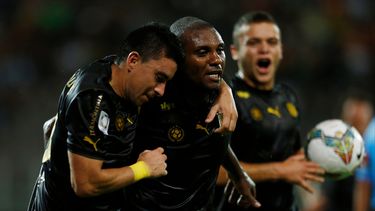 americateve | Marcelo Zalayeta (centro), del Pe&ntilde;arol de Uruguay, es felicitado por su compa&ntilde;ero Jorge Rodr&iacute;guez despu&eacute;s de anotar el tanto del empate en su visita al Deportivo Anzo&aacute;tegui de Venezuela, en un partido de la Copa Libertad