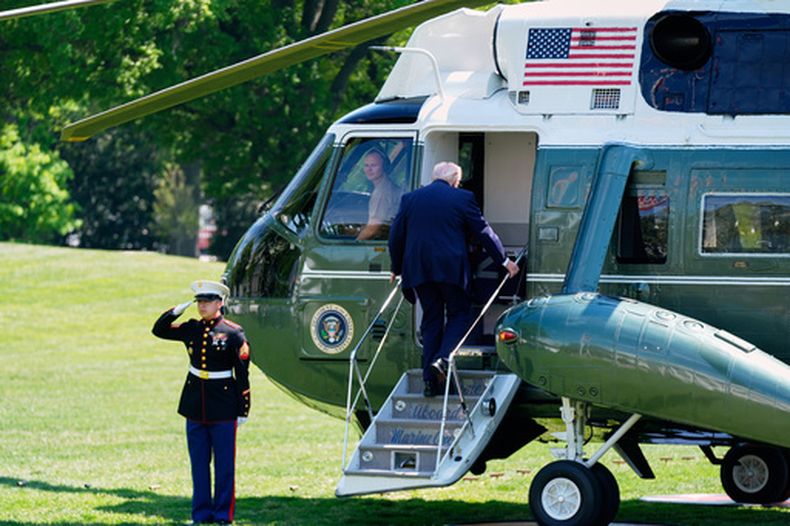 El presidente de Estados Unidos, Donald Trump, aborda el Marine One al salir de la Casa Blanca, el jueves 16 de abril de 2026, en Washington. (AP Foto/Manuel Balce Ceneta)