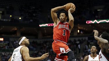 americateve | Derrick Rose de los Bulls de Chicago busca pasar el bal&oacute;n durante el primer tiempo ante los Bucks de Milwaukee, el mi&eacute;rcoles 5 de noviembre de 2014. (AP Foto/Morry Gash)
