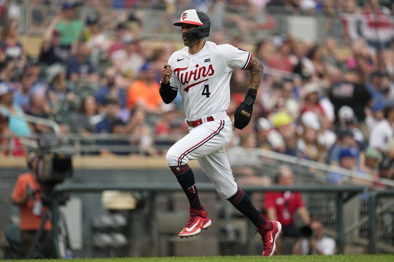 Carlos Correa, de los Mellizos de Minnesota, corre para anotar con un elevado de sacrificio de Byron Buxton durante la primera entrada del juego de béisbol en contra de los Reales de Kansas City, el lunes 3 de julio de 2023, en Minneapolis. (AP Foto/Abbie Parr)