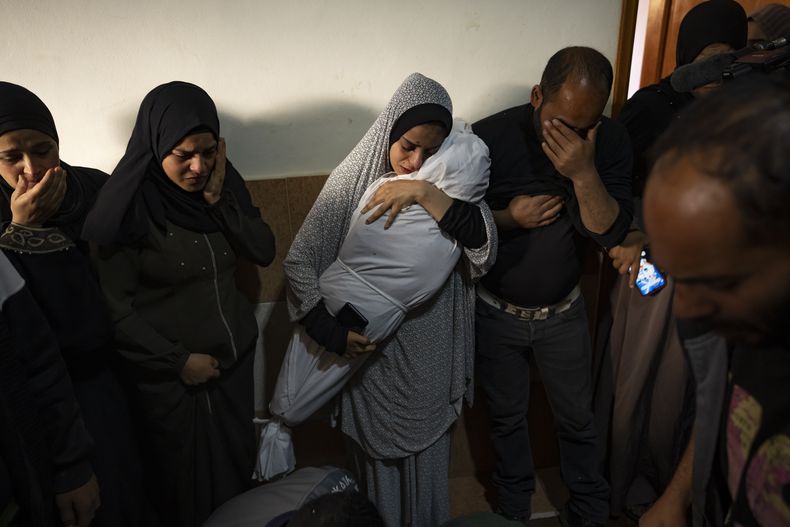 Miembros de la familia Abu Draz lloran a sus seres queridos muertos en un bombardeo israelí en la Franja de Gaza, en su casa en Rafah, en el sur del territorio, el 4 de abril de 2024. (AP Foto/Fatima Shbair, archivo)