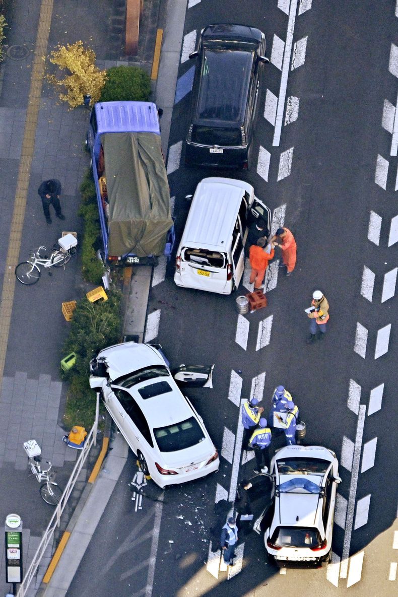 Investigadores analizan la escena de un atropello múltiple en Tokio, el lunes 24 de noviembre de 2025. (Kyodo News via AP)