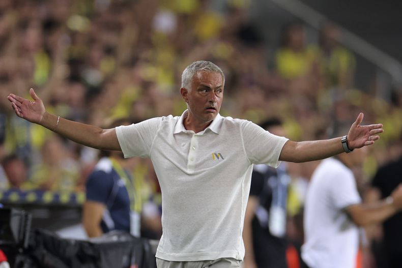 El entrenador del Fenerbahce, José Mourinho, hace un gesto durante el partido de fútbol de la Superliga turca entre el Fenerbahce y el Adana Demirspor en Estambul, el sábado 10 de agosto de 2024. (AP Foto)