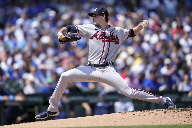 El abridor de los Bravos de Atlanta Max Fried lanza en la primera entrada tras su retorno de una lesión en el encuentro ante los Cachorros de Chicago el viernes 4 de agosto del 2023. (AP Foto/Charles Rex Arbogast)