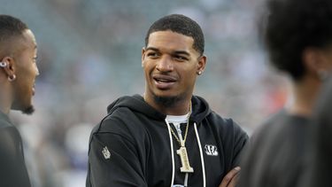 JaMarr Chase, wide receiver de los Bengals de Cincinnati, observa desde la banca previo al partido de pretemorada de su equipo en contra de los Colts de Indianápolis, el jueves 22 de agosto de 2024. en Cincinnati. (AP Foto/Jeff Dean)
