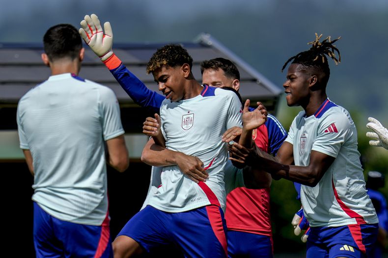 El español Lamine Yamal bromea con su compañero Nico Williams durante la sesión de entrenamiento de la Euro 2024 antes del encuentro de octavos de final ante Georgia en Donaueschingen, Alemania el sábado 29 de junio del 2024. (AP Foto/Manu Fernandez)