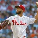 El lanzador de los Filis de Filadelfia, Cristopher Sánchez, lanza durante la primera entrada de un partido de béisbol contra los Piratas de Pittsburgh, el martes 30 de junio de 2026, en Filadelfia. (Foto AP/Laurence Kesterson)