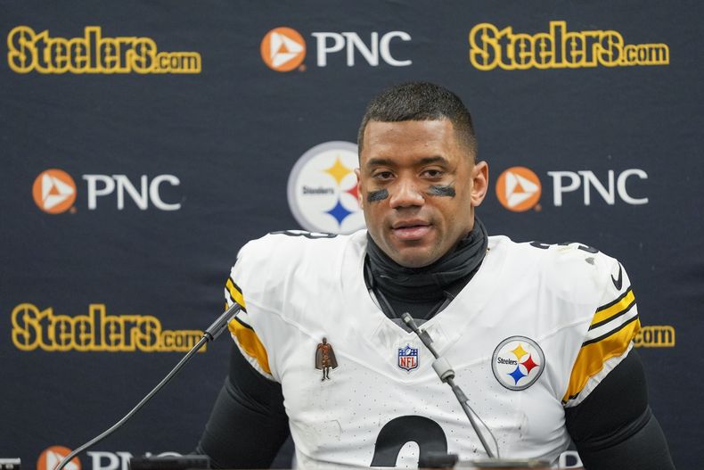 El quarterback de los Steelers de Pittsburgh, Russell Wilson, habla con los periodistas después de un partido de fútbol americano de los playoffs de comodines de la NFL contra los Ravens de Baltimore, el sábado 11 de enero de 2025, en Baltimore. Los Ravens ganaron 28-14. (AP Foto/Stephanie Scarbrough)