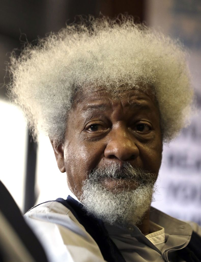 Premio Nobel Wole Soyinka da clases en Sudáfrica