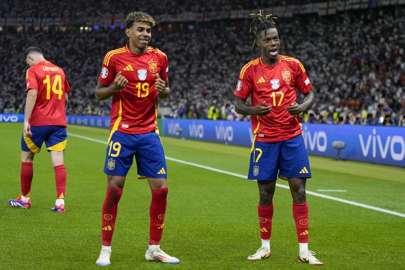 En foto del 14 de julio del 2024, Nico Williams celebra con su compañero de la selección española Lamine Yamal tras anotar en la final de la Euro 2024 ante Inglaterra. El viernes 30 de agosto del 2024, Williams y Yamal encabezan la selección que disputará los próximos duelos de la Liga de Naciones. (AP Foto/Matthias Schrader)