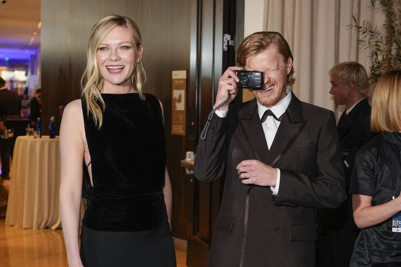 Kirsten Dunst, izquierda, y Jesse Plemons llegan a la 82ª edición de los Globos de Oro el domingo 5 de enero de 2025 en el Beverly Hilton de Beverly Hills, California. (Foto AP/Chris Pizzello)