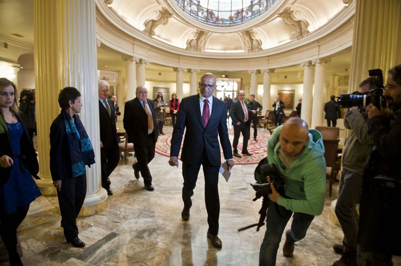 Ram Manikkalingam, un miembro de la Comisi&oacute;n Internacional de Verificaci&oacute;n que sigue el anuncio de tregua dado por ETA en el 2011, centro, tras una rueda de prensa en Bilbao, Espa&ntilde;a, el viernes 21 de febrero del 2014 tras hablar de la
