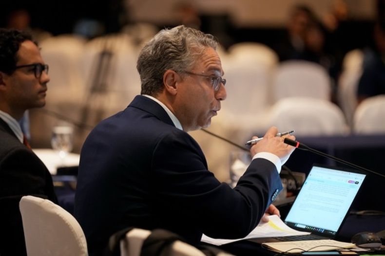 El abogado Jamil Dakwar participa en una audiencia de la Comisión Interamericana de Derechos Humanos sobre los ataques estadounidenses contra presuntas embarcaciones de narcotráfico, el viernes 13 de marzo de 2026, en Ciudad de Guatemala. (AP Foto/Moisés Castillo)