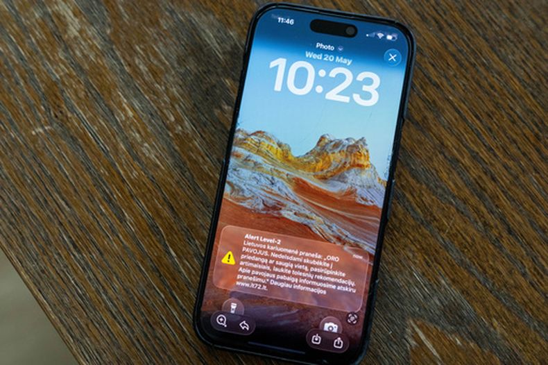 Un celular muestra el mensaje El ejército lituano reporta PELIGRO AÉREO. Diríjase de inmediato a un lugar seguro, cuide de sus seres queridos, espere más recomendaciones. Informaremos sobre el final del peligro en otro mensaje, en Vilna, Lituania, el 20 de mayo de 2026. (AP Foto/Mindaugas Kulbis)