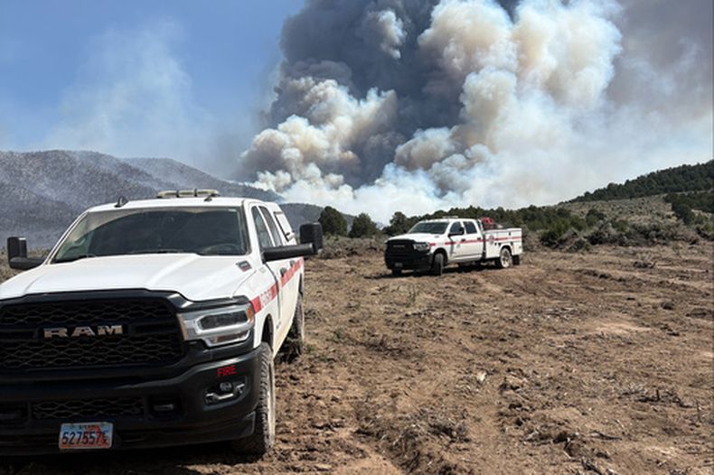 El Iron Fire arde cerca de Eureka, Utah, 20 de junio de 2026. (Kelly Wickens/Utah Forestry, Fire State Lands vía AP)