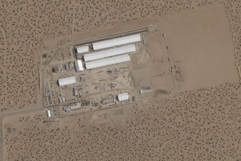 Esta imagen satelital del 7 de agosto de 2025 muestra la construcción de grandes carpas blancas para un nuevo centro de detención de inmigrantes en Fort Bliss, una base del Ejército estadounidense a las afueras de El Paso, Texas. Una vez finalizada, se prevé que la instalación, con un costo de 1.200 millones de dólares, albergue hasta 5.000 migrantes en proceso de deportación y sea la más grande de su tipo en Estados Unidos. (Planet Labs vía AP)