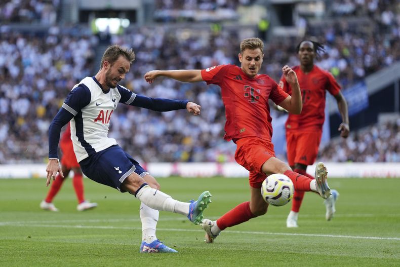En foto del 10 de agosto del 2024, James Madison del Tottenham y Josip Stanišić del Bayern Munich pelean por el balón en un encuentro amistoso. (Bradley Collyer/PA via AP)