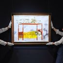 ARCHIVO - Un cuadro de Frida Kahlo titulado El sueño (La cama) se exhibe en las salas de subastas de Sothebys en Londres, el 19 de septiembre de 2025. La pintura, estimada entre 40 y 60 millones de dólares estadounidenses, forma parte de una colección de obras maestras surrealistas presentada antes de su próxima venta en Nueva York. (Foto AP/Kirsty Wigglesworth, archivo)
