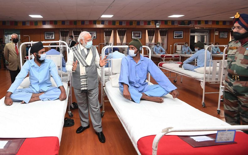 Foto entregada por la Oficina de Prensa del gobierno de la India que muestra al primer ministro indio Narendra Modi visitando a soldados heridos en enfrentamientos armados con soldados chinos, en un hospital militar en Leh, en el área de Ladakh, el 3 de julio de 2020. (Oficina de Prensa del gobierno de la India, via AP)