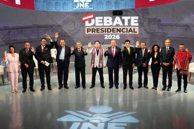 De izquierda a derecha, los candidatos presidenciales Keiko Fujimori, Rafael Belaunde, Enrique Valderrama, Jorge Nieto, Mesías Guevara, Herbert Caller, Mario Vizcarra, Paul Jaimes, Antonio Ortiz, Rosario Fernández, Roberto Chiabra y Ronald Atencio saludan a los periodistas a su llegada a un debate presidencial en Lima, Perú, el miércoles 25 de marzo de 2026. (AP Foto/Martín Mejía)