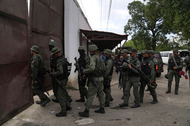 ARCHIVO - Soldados allanan el Centro Penitenciario de Tocorón, lugar de origen de la banda Tren de Aragua, el 20 de septiembre de 2023, en Tocorón, Venezuela. (AP Foto/Ariana Cubillos, archivo)