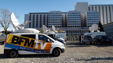 americateve | Una furgoneta de la televisi&oacute;n estacionada frente al hospital de Grenoble, en los Alpes franceses, el domingo 5 de enero de 2014, donde el ex pentacampe&oacute;n de la F&oacute;rmula Uno Michael Schumacher est&aacute; ingresado tras sufrir una lesi