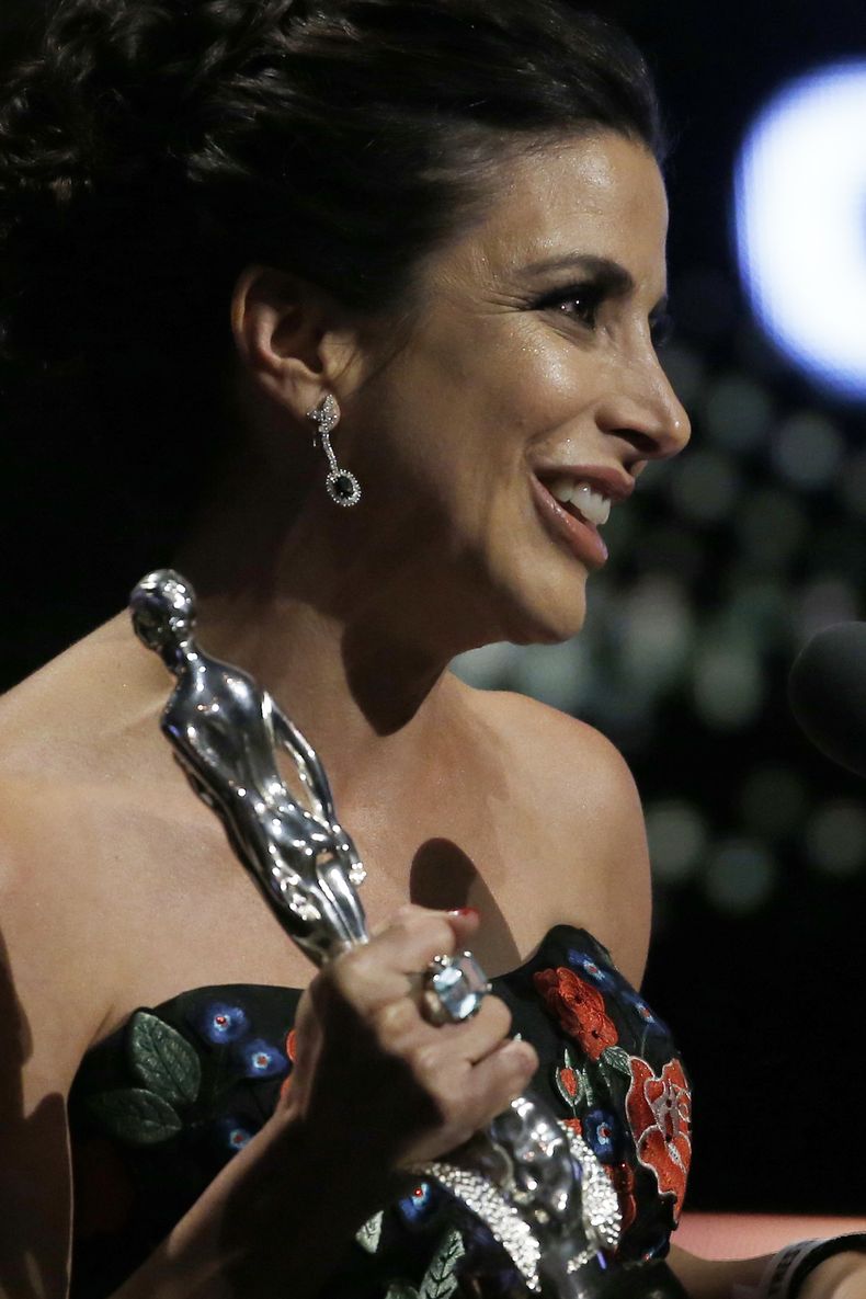ARCHIVO - La actriz mexicana Veronica Toussaint recibe el premio a mejor coactuación femenina por Oso polar, en los Premios Ariel del cine mexicano en el Palacio de Bellas Artes en la Ciudad de México, el martes 5 de junio de 2018. Toussaint falleció a causa de cáncer el 16 de mayo de 2024. Tenía 48 años. (Foto AP/Marco Ugarte, archivo)