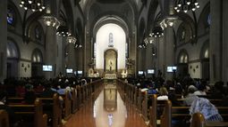El cardenal filipino Jose Advincula oficia una misa por el fallecido papa Francisco en la Catedral de Manila, Filipinas, el 22 de abril de 2025. (AP Foto/Aaron Favila)