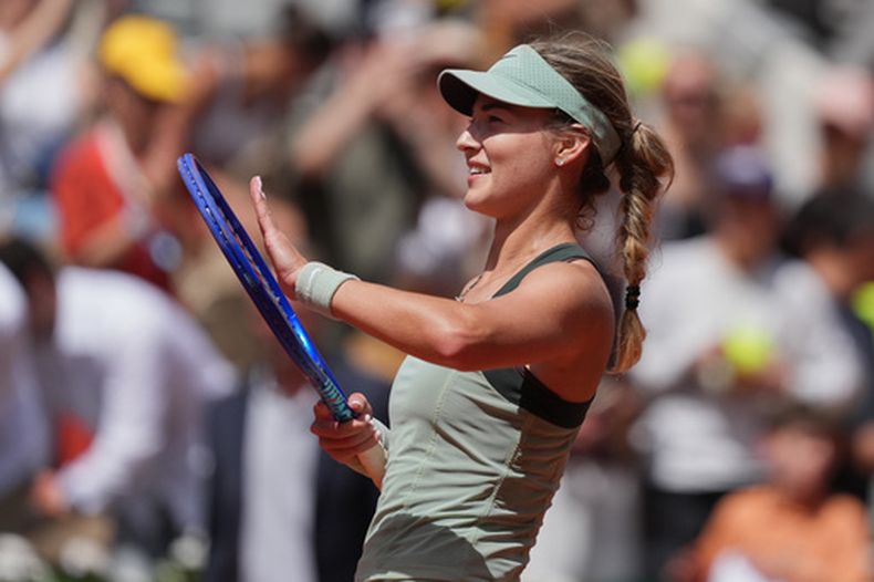 Anna Kalinskaya celebra tras derrotar a Anastasia Potapova en la cuarta ronda de Roland Garros, el lunes 1 de junio de 2026, en París. (AP Foto/Thibault Camus)