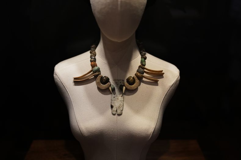 Un collar usado por Frida Kahlo se exhibe en el nuevo Museo Casa Kahlo, una casa comprada por el padre de Kahlo después de darle la icónica Casa Azul a su hija como regalo de bodas, en la Ciudad de México, el miércoles 10 de septiembre de 2025. (Foto AP/Eduardo Verdugo)