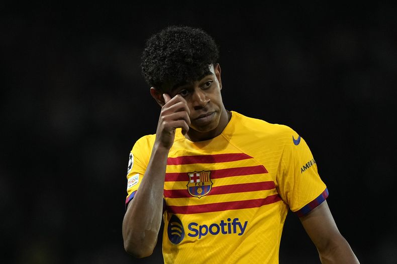 Lamine Yamal, del Barcelona, hace un gesto durante el partido de ida de los cuartos de final de la Liga de Campeones, ante el París Saint-Germain, el miércoles 10 de abril de 2024 (AP Foto/Lewis Joly)
