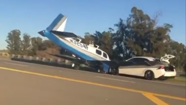 Captan el momento en que una avioneta se estrella contra un coche en una autopista de California