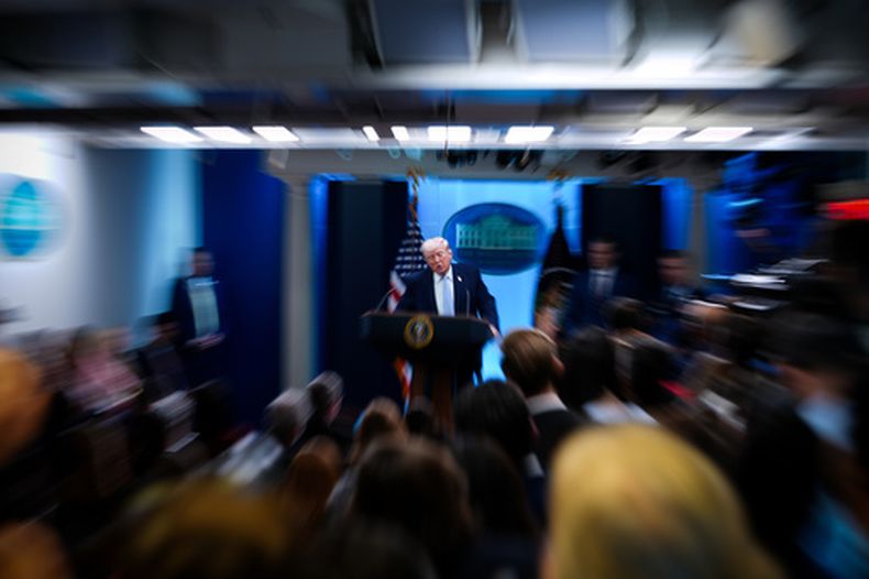El presidente de Estados Unidos, Donald Trump, acompañado por el secretario de Defesa Pete Hegseth y el presidente del Estado Mayor Conjunto, el general Dan Caine, habla con reporteros en la sala de prensa James Brady de la Casa Blanca, el lunes 6 de abril de 2026, en Washington. (AP Foto/Julia Demaree Nikhinson)