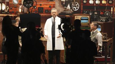 El presentador Nate Bargatze en el escenario durante la 77.ª edición de los premios Primetime el domingo 14 de septiembre de 2025 en el Teatro Peacock de Los Ángeles. (Foto AP/Chris Pizzello)